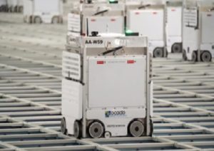 倉庫内で動くロボット