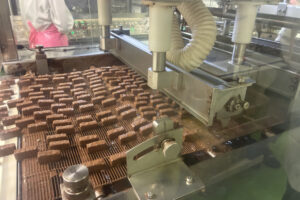 船橋工場の「ミルフィーユ」製造の様子