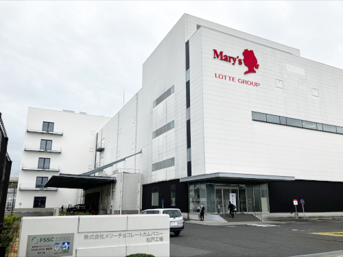 ロゴマークが入っているのが本館、向かって左奥が増築棟