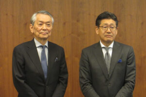 左が大江伸二社長、右が平林義規取締役