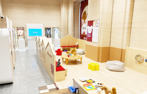 おもちゃや絵本、クッションなど用意し、ゆったりとくつろげる空間にした