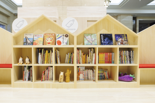 絵本はミキハウス発行の「宮沢賢治の絵本シリーズ」など約200冊